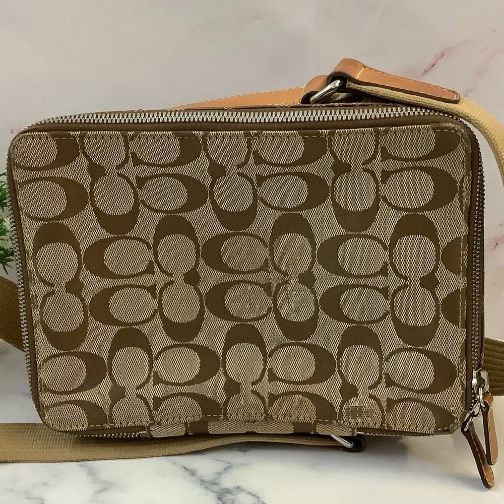 GUC Coach Signature Canvas Shoulder Bag
